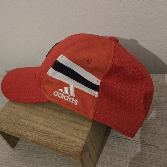 Authentic NHL Adidas Chicago Blackhawks Hat Youth Fitmax Elastic Stretch Fit - Picture 2 of 7